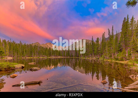 USA, Colorado, Rocky Mountain National Park. Les reflets dans le lac de la nymphe. En tant que crédit : Fred Seigneur / Jaynes Gallery / DanitaDelimont.com Banque D'Images