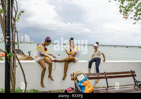 La ville de Panama, Panama - 3 novembre 2017 : Les élèves de prendre une pause après le défilé pour célébrer la fête de l'indépendance à Cinta Costera avec l'horizon de Banque D'Images