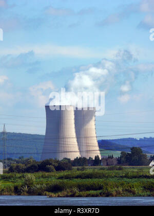 Les tours de refroidissement de la centrale nucléaire Grohnde Banque D'Images