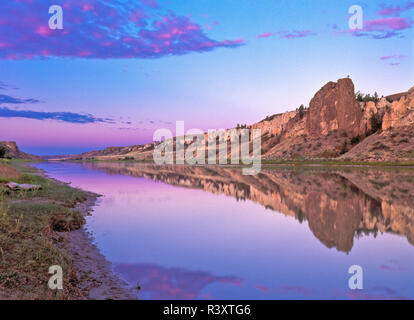 Le lever du soleil sur la rivière Missouri et la barge rock dans les falaises blanches de l'état sauvage et pittoresque près de la rivière Missouri, Montana virgelle Banque D'Images