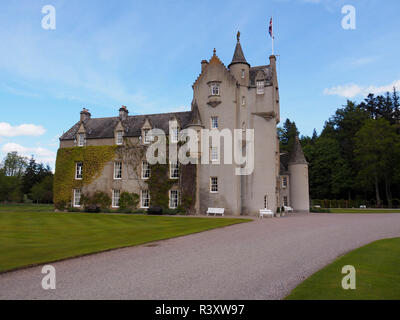 Le drapeau de la vue arrière du château de Ballindalloch Scottish Highlands vole Banque D'Images