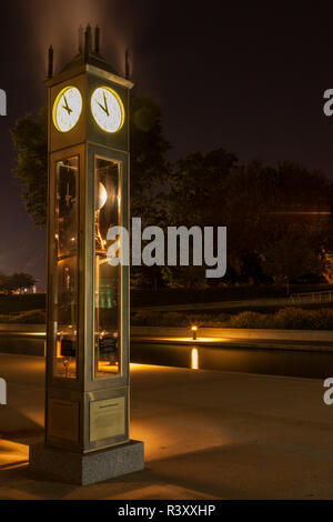 Etats Unis, Indianapolis, Indiana. Horloge à vapeur à l'extérieur musée de l'état, le long du canal à White River State Park. Banque D'Images