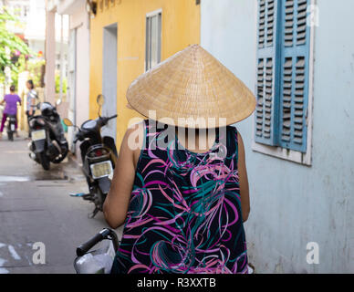 Vue arrière de la femme vietnamienne en Chapeau conique traditionnel Banque D'Images