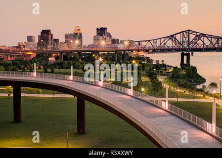 La bretelle sur la passerelle du Pont du Big Four et Louisville, Kentucky skyline Banque D'Images