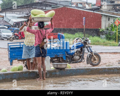 Tabatinga au Brésil, - 15 septembre 2018 : Jour de pluie dans le port d'Amazon river Banque D'Images