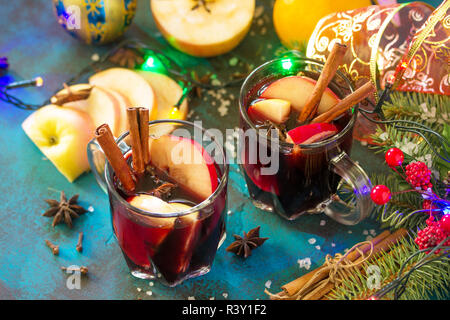 Vin chaud, vin chaud, vin chaud, vin chaud recette menu de Noël, vin chaud, vin, vin chaud, Noël, boisson, chaude, rouge, cannelle, traditionnelle, w Banque D'Images