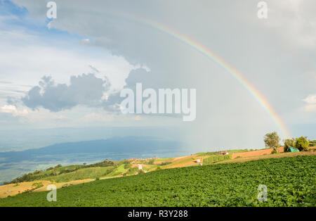 Beau paysage avec un arc-en-ciel dans le ciel Banque D'Images