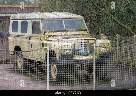 Vieux Landrover 4x4 Jeep traversant une rivière dans un bateau en bois. Banque D'Images