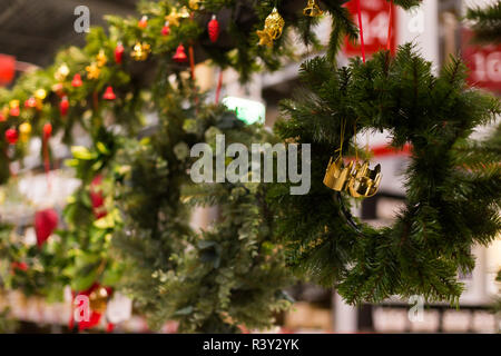 Les achats de Noël. Intérieur du magasin avec les arbres de Noël, des lumières à vendre Banque D'Images