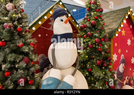 Les achats de Noël. Intérieur du magasin avec les arbres de Noël, lumières et bonhomme à vendre Banque D'Images