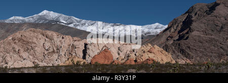 USA, Nevada. Sol du désert de montagnes couvertes de neige à Whitney poches, Gold Butte National Monument Banque D'Images