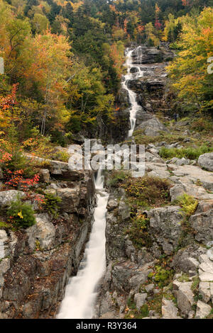Cascade d'argent et de couleur à l'automne, Crawford Notch State Park, New Hampshire Banque D'Images