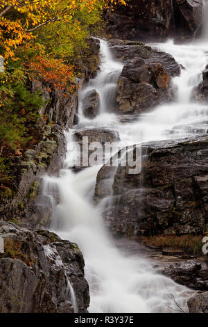 Cascade d'argent et de couleur à l'automne, Crawford Notch State Park, New Hampshire Banque D'Images