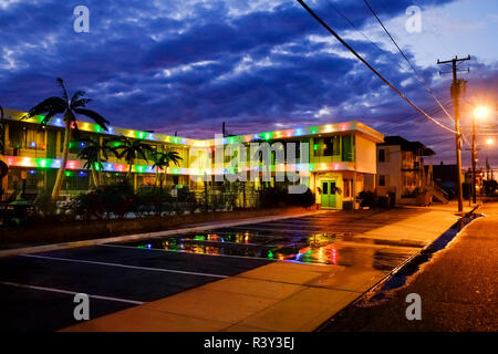 Mid-Century motel style éclairé avec des lumières colorées, Wildwood, New Jersey, USA Banque D'Images