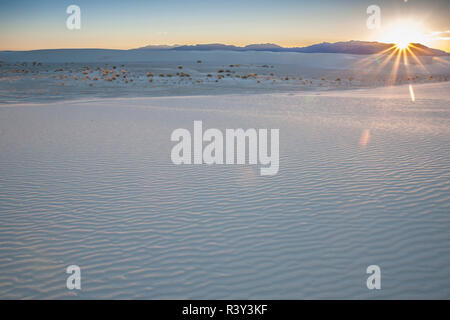 USA, Nouveau Mexique, White Sands National Monument. Coucher de soleil sur montagne sunstar. En tant que crédit : Cathy et Gordon Illg / Jaynes Gallery / DanitaDelimont.com Banque D'Images