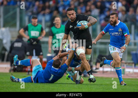 Stadio Olimpico, Rome, Italie. 24 Nov, 2018. Automne International Rugby, l'Italie contre la Nouvelle-Zélande ; Vaea Fifita de Nouvelle-Zélande est abordé par Andrea Lovotti de l'Italie : Action Crédit Plus Sport/Alamy Live News Banque D'Images