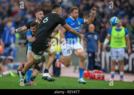 Stadio Olimpico, Rome, Italie. 24 Nov, 2018. Automne International Rugby, l'Italie contre la Nouvelle-Zélande ; Vaea Fifita de Nouvelle-Zélande est abordé par Jayden Hayward de l'Italie : Action Crédit Plus Sport/Alamy Live News Banque D'Images