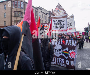 Glasgow, Royaume-Uni. 24 novembre 2018. Les manifestants marcher pour la St Andrew's Day Anti-Racism Mars & rassemblement à l'Saltmarket à Glasgow. Banque D'Images