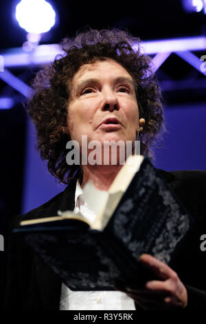 Hay-on-Wye, au Pays de Galles, UK - Samedi 24 Novembre 2018 - Auteur Jeanette Winterson lit à partir de son livre Histoires de Noël sur scène au Festival - Photo Steven Mai / Alamy Live News Banque D'Images