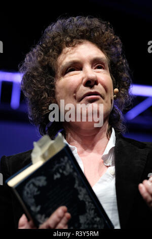 Hay-on-Wye, au Pays de Galles, UK - Samedi 24 Novembre 2018 - Auteur Jeanette Winterson lit à partir de son livre Histoires de Noël sur scène au Festival - Photo Steven Mai / Alamy Live News Banque D'Images