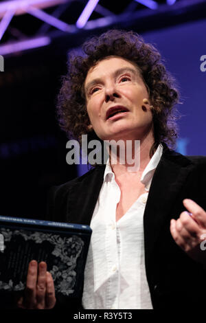 Hay-on-Wye, au Pays de Galles, UK - Samedi 24 Novembre 2018 - Auteur Jeanette Winterson lit à partir de son livre Histoires de Noël sur scène au Festival - Photo Steven Mai / Alamy Live News Banque D'Images