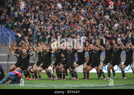 Roma, Italie. 24 novembre, 2018. Tous les joueurs des Noirs effectuer le 'haka' dans le match contre l'Italie en novembre Cattolica Test Match 2018 Credit : Massimiliano Carnabuci/Alamy Live News Banque D'Images