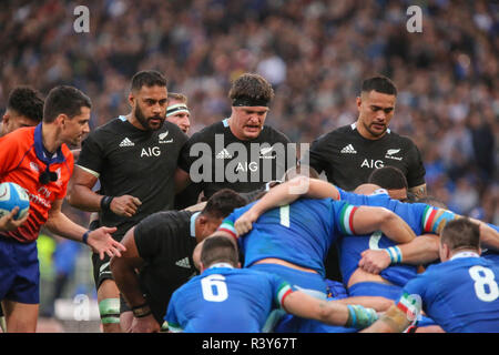 Roma, Italie. 24 novembre, 2018. Tous les noirs' scrum est prêt pour la bataille dans le match contre l'Italie en novembre Cattolica Test Match 2018 Credit : Massimiliano Carnabuci/Alamy Live News Banque D'Images