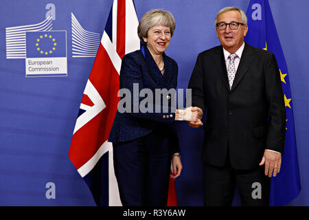 Bruxelles, Belgique. 24 Nov 2018. Rencontre entre le Premier Ministre du Royaume-Uni Theresa mai et le président de la Commission européenne, Jean-Claude Juncker au siège de la Commission de l'UE. Alexandros Michailidis/Alamy Live News Banque D'Images