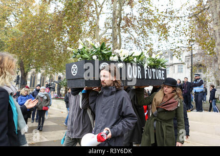 Londres, Royaume-Uni. 24 Nov, 2018. Groupe de l'environnement assemblage en rébellion Extinction Place du Parlement avant de tenter de bloquer les rues de la ville. Penelope Barritt/Alamy Live News Banque D'Images