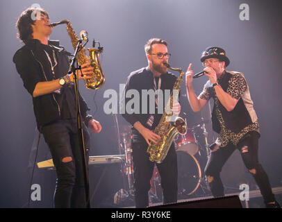 Leith, Édimbourg, Écosse, Royaume-Uni, 24 Nov 2018. EH6 Music Festival : jour 2 de Les petits futés Brew EH6 festival. Performance sur scène par le chanteur de Supa & Da Kryptonites avec saxophonistes Banque D'Images
