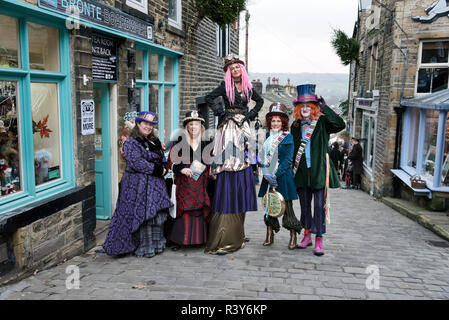 Haworth, West Yorkshire, Royaume-Uni. 24 Nov 2018. Le week-end annuel de steampunk, Haworth, West Yorkshire, Royaume-Uni. Le week-end attire les amateurs de steampunk de partout, avec des tenues très tendance à voir dans le village de Bronte's rues pavées. Crédit : John Bentley/Alamy Live News Banque D'Images