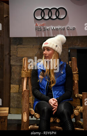 Killington, Vermont, USA. 23 Nov 2018. Mikaela Shiffrin des réponses des États-Unis aux questions des médias lors d'une conférence de presse avant la coupe à Killington Killington Ski Resort le 23 novembre 2018 à Killington, Vermont. Crédit : Anton Oparin/Alamy Live News Banque D'Images