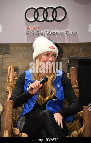 Killington, Vermont, USA. 23 Nov 2018. Mikaela Shiffrin des réponses des États-Unis aux questions des médias lors d'une conférence de presse avant la coupe à Killington Killington Ski Resort le 23 novembre 2018 à Killington, Vermont. Crédit : Anton Oparin/Alamy Live News Banque D'Images