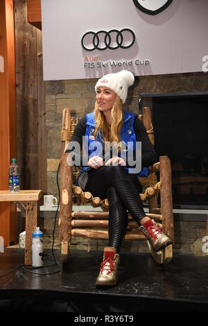 Killington, Vermont, USA. 23 Nov 2018. Mikaela Shiffrin des réponses des États-Unis aux questions des médias lors d'une conférence de presse avant la coupe à Killington Killington Ski Resort le 23 novembre 2018 à Killington, Vermont. Crédit : Anton Oparin/Alamy Live News Banque D'Images