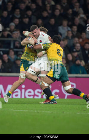 London, Royaume-Uni, samedi, 24 novembre 2018, le RFU, Rugby, stade, l'Angleterre, l'Angleterre n'est pas 8, Mark, WILSON, abordé, au cours de l'automne 183, International l'Angleterre contre l'Australie, le Crédit : Peter SPURRIER/Alamy Live News Banque D'Images