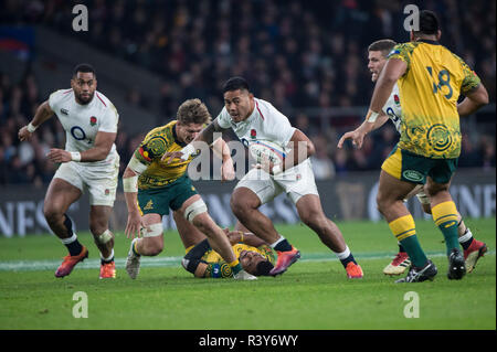 London, Royaume-Uni, samedi, 24 novembre 2018, le RFU, Rugby, stade, Angleterre, Manu TUILAGI, abordé par gauche, Michael HOOPER, au cours de l'automne 183, International l'Angleterre contre l'Australie, le Crédit : Peter SPURRIER/Alamy Live News Banque D'Images