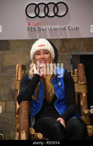 Killington, Vermont, USA. 23 Nov 2018. Mikaela Shiffrin des réponses des États-Unis aux questions des médias lors d'une conférence de presse avant la coupe à Killington Killington Ski Resort le 23 novembre 2018 à Killington, Vermont. Crédit : Anton Oparin/Alamy Live News Banque D'Images