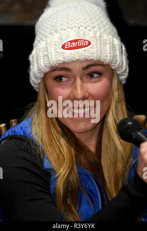 Killington, Vermont, USA. 23 Nov 2018. Mikaela Shiffrin des réponses des États-Unis aux questions des médias lors d'une conférence de presse avant la coupe à Killington Killington Ski Resort le 23 novembre 2018 à Killington, Vermont. Crédit : Anton Oparin/Alamy Live News Banque D'Images