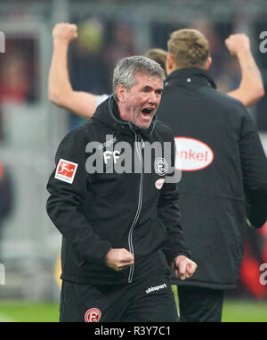 Munich, Allemagne. 24 Nov 2018. Friedhelm FUNKEL, headcoach DHS, encourageant, de joie, d'émotions, de fête, de rire, ils applaudissent, se réjouir, de déchirer les bras, serrant le poing, célébrer, célébration, Dodi, LUKEBAKIO 20 dhs shoot but pour 3-3 FC BAYERN MUNICH - FORTUNA Düsseldorf - DFL RÈGLEMENT INTERDIT TOUTE UTILISATION DES PHOTOGRAPHIES comme des séquences d'images et/ou quasi-vidéo - 1.ligue de soccer allemand , Munich, 24 novembre 2018, journée 12 saison 2018/2019, FCB, Düsseldorf Crédit : Peter Schatz/Alamy Live News Banque D'Images