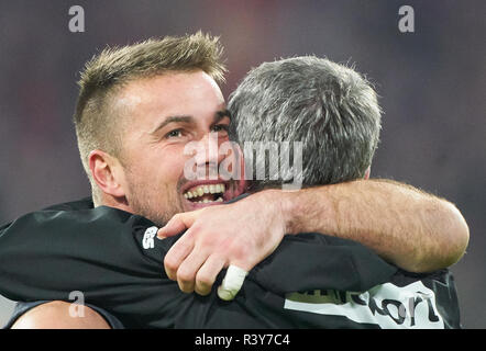 Munich, Allemagne. 24 Nov 2018. Michael RENSING, D 1 gardien de but, Friedhelm FUNKEL, headcoach DHS, encourageant, de joie, d'émotions, de fête, de rire, ils applaudissent, se réjouir, de déchirer les bras, serrant le poing, célébrer, célébration, FC BAYERN MUNICH - FORTUNA Düsseldorf - DFL RÈGLEMENT INTERDIT TOUTE UTILISATION DES PHOTOGRAPHIES comme des séquences d'images et/ou quasi-vidéo - 1.ligue de soccer allemand , Munich, 24 novembre 2018, journée 12 saison 2018/2019, FCB, Düsseldorf Crédit : Peter Schatz/Alamy Live News Banque D'Images