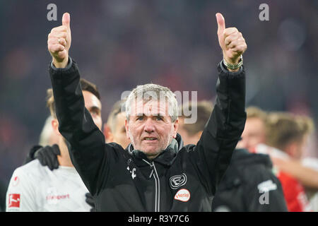 Munich, Allemagne. 24 Nov 2018. Friedhelm FUNKEL, headcoach DHS, encourageant, de joie, d'émotions, de fête, de rire, ils applaudissent, se réjouir, de déchirer les bras, serrant le poing, célébrer, célébration, Dodi, LUKEBAKIO 20 dhs shoot but pour 3-3 FC BAYERN MUNICH - FORTUNA Düsseldorf - DFL RÈGLEMENT INTERDIT TOUTE UTILISATION DES PHOTOGRAPHIES comme des séquences d'images et/ou quasi-vidéo - 1.ligue de soccer allemand , Munich, 24 novembre 2018, journée 12 saison 2018/2019, FCB, Düsseldorf Crédit : Peter Schatz/Alamy Live News Banque D'Images