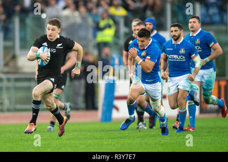 Rome, Italie. 24 Nov 2018. New Zealand's Beauden Barrett marque un essai pendant les internationaux de novembre 2018 match entre la Nouvelle-Zélande et l'Italie au Stadio Olimpico, Rome, Italie le 24 novembre 2018. Photo par Giuseppe maffia. Credit : UK Sports Photos Ltd/Alamy Live News Banque D'Images