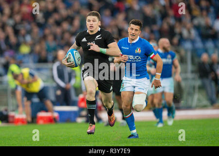 Rome, Italie. 24 Nov 2018. New Zealand's Beauden Barrett marque un essai pendant les internationaux de novembre 2018 match entre la Nouvelle-Zélande et l'Italie au Stadio Olimpico, Rome, Italie le 24 novembre 2018. Photo par Giuseppe maffia. Credit : UK Sports Photos Ltd/Alamy Live News Banque D'Images