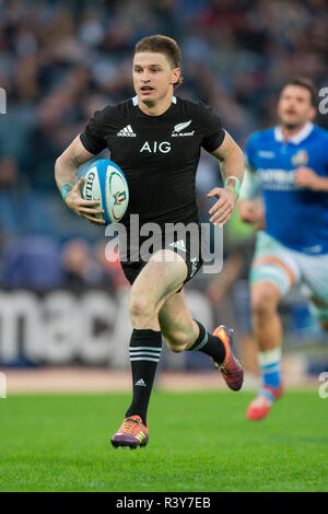 Rome, Italie. 24 Nov 2018. New Zealand's Beauden Barrett marque un essai pendant les internationaux de novembre 2018 match entre la Nouvelle-Zélande et l'Italie au Stadio Olimpico, Rome, Italie le 24 novembre 2018. Photo par Giuseppe maffia. Credit : UK Sports Photos Ltd/Alamy Live News Banque D'Images