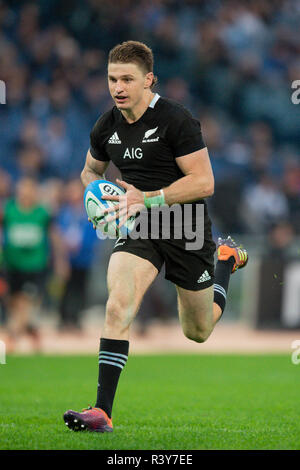 Rome, Italie. 24 Nov 2018. New Zealand's Beauden Barrett marque un essai pendant les internationaux de novembre 2018 match entre la Nouvelle-Zélande et l'Italie au Stadio Olimpico, Rome, Italie le 24 novembre 2018. Photo par Giuseppe maffia. Credit : UK Sports Photos Ltd/Alamy Live News Banque D'Images