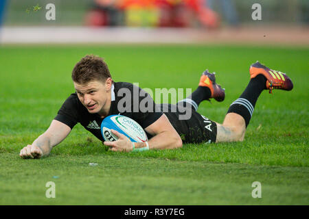 Rome, Italie. 24 Nov 2018. New Zealand's Beauden Barrett marque un essai pendant les internationaux de novembre 2018 match entre la Nouvelle-Zélande et l'Italie au Stadio Olimpico, Rome, Italie le 24 novembre 2018. Photo par Giuseppe maffia. Credit : UK Sports Photos Ltd/Alamy Live News Banque D'Images