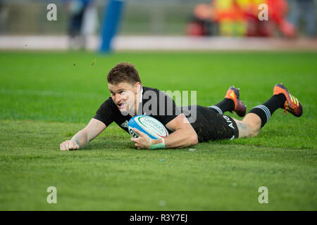 Rome, Italie. 24 Nov 2018. New Zealand's Beauden Barrett marque un essai pendant les internationaux de novembre 2018 match entre la Nouvelle-Zélande et l'Italie au Stadio Olimpico, Rome, Italie le 24 novembre 2018. Photo par Giuseppe maffia. Credit : UK Sports Photos Ltd/Alamy Live News Banque D'Images