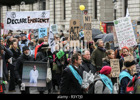 United Kingdom. 24 Nov, 2018. Les militants du changement climatique vu holding au cours de la marche des plaques.L'extinction des militants de la rébellion a pris part à une marche funèbre de la place du Parlement par l'intermédiaire de Whitehall, dans le cadre d'une campagne pour inciter le gouvernement à agir sur la crise climatique. Credit : Dinendra Haria SOPA/Images/ZUMA/Alamy Fil Live News Banque D'Images