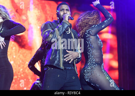 Ischgl, Autriche. 24 Nov, 2018. L'US-chanteur et auteur-compositeur Jason Derulo effectue avec danseurs au "Sommet de la montagne Concert d'ouverture' dans la métropole autrichienne de ski Ischgl. Crédit : Felix Hörhager/dpa/Alamy Live News Banque D'Images