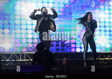 Ischgl, Autriche. 24 Nov, 2018. L'US-chanteur et auteur-compositeur Jason Derulo effectue avec danseurs au "Sommet de la montagne Concert d'ouverture' dans la métropole autrichienne de ski Ischgl. Crédit : Felix Hörhager/dpa/Alamy Live News Banque D'Images